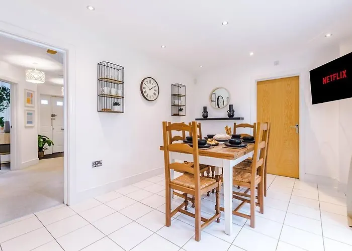 Luxurious Cosy 4Br Home Cheshire